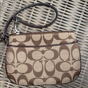 ❤️The Signature Coach Wristlet F45659 Series